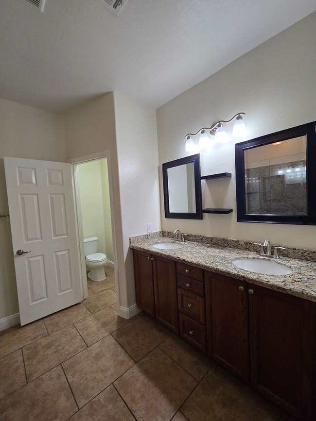 Building Photo - A Beautiful Single Story Townhouse! 3 Bed,...