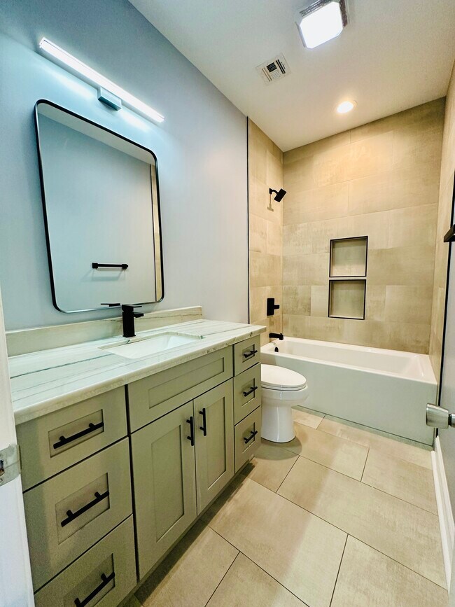 Building Photo - 5430 N Román St