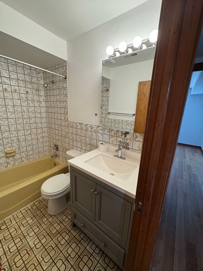 Building Photo - Spacious 2BR Townhome in West Ridge – 1,80...