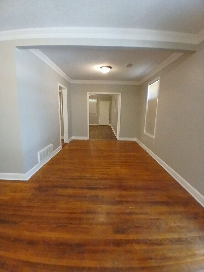 Building Photo - Spacious 3 Bedroom 2 Bath