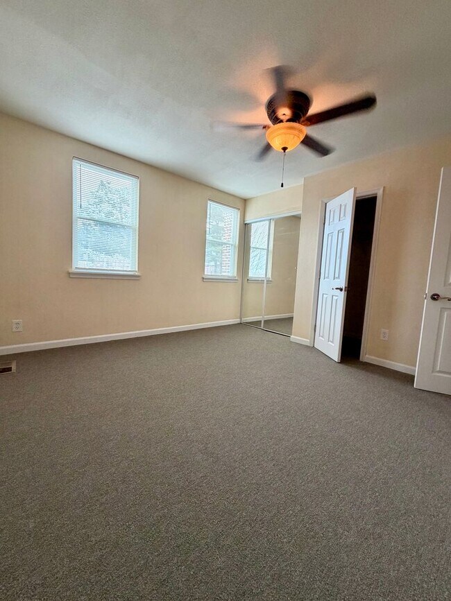 Building Photo - 1668 E Walnut Ln