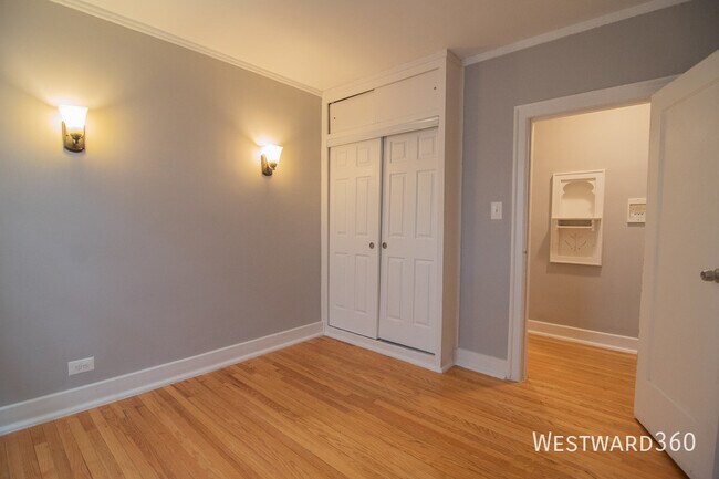 Building Photo - 1626 W Sherwin Ave