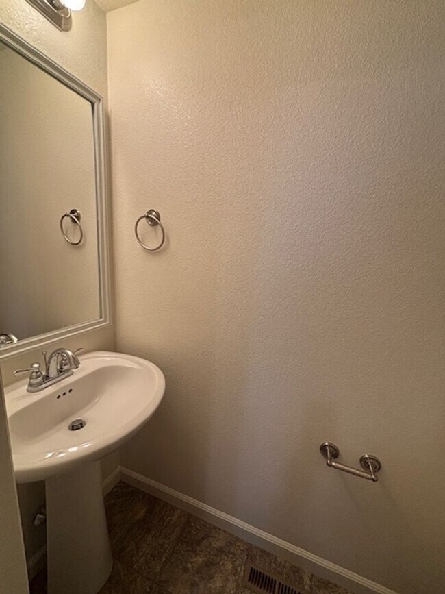 Building Photo - 4 Bedroom 3.5 Bath Townhome in Saddle Ridge!!!