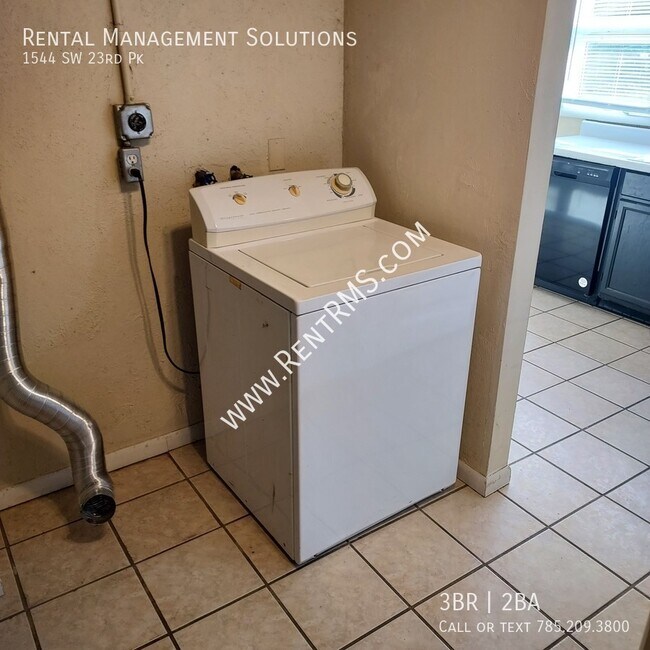 Building Photo - 1544 SW 23rd Park