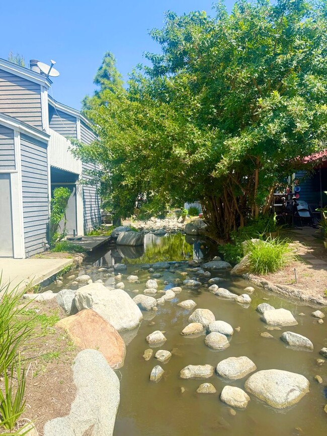 Building Photo - AWESOME 2 BEDROOM 2 BATH CONDO