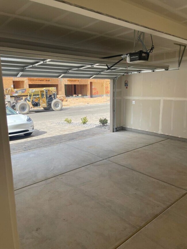 Building Photo - Only 1 Resident - Newer Home