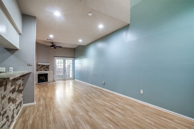 Building Photo - 800 Country Pl Dr