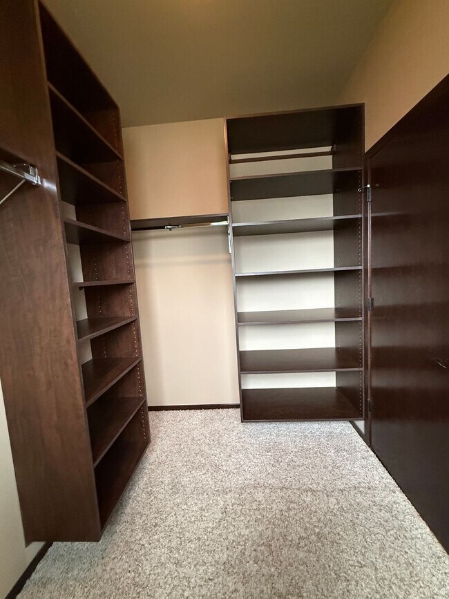 Building Photo - 4 bed 2 Bath off Keene