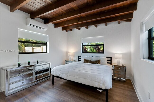 Building Photo - 11534 NE 13th Ave