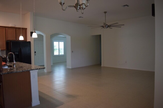 Building Photo - 901 SW Haleyberry Ave