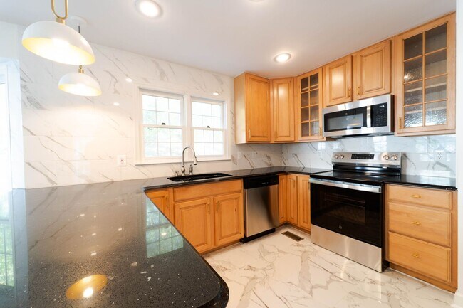 Building Photo - Fabulous Home in Aquia Harbor