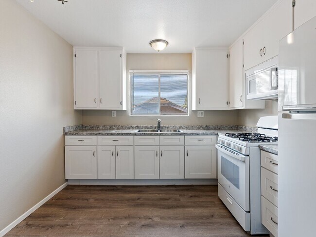 Building Photo - 1050 Gaviota Ave