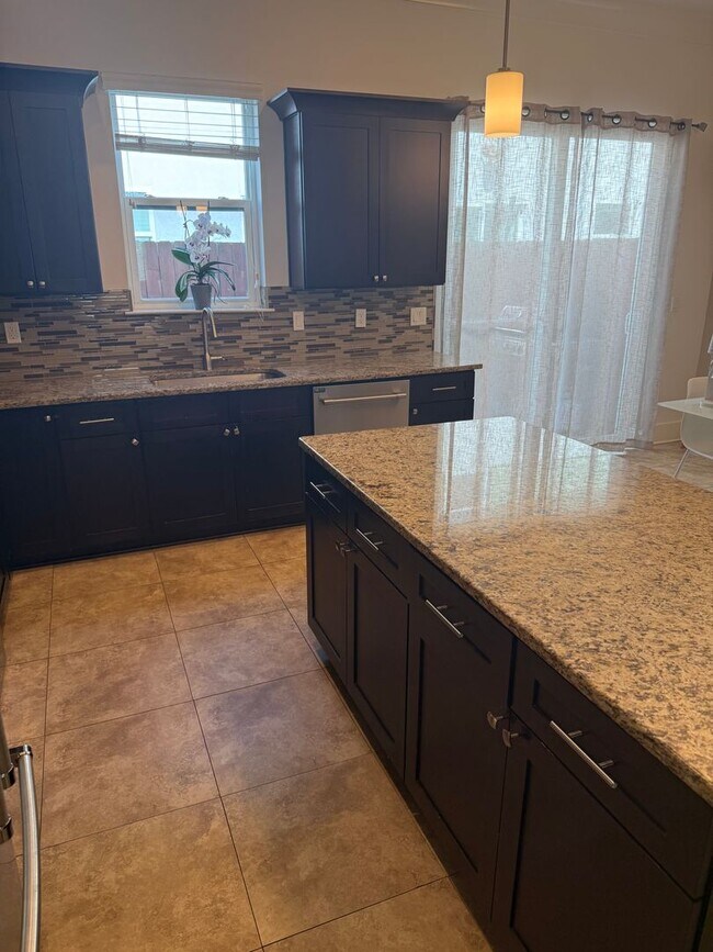 Building Photo - Updated Townhouse in Destin with Garage!