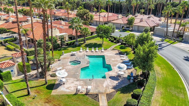 Building Photo - 216 W Kavenish Dr