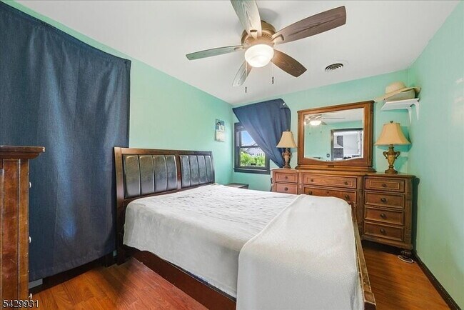 Building Photo - Single Family Home For Rent