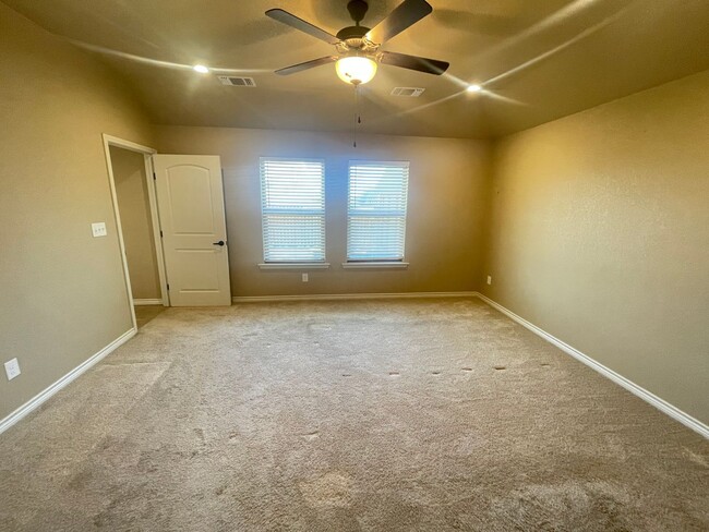 Building Photo - Large Family Home