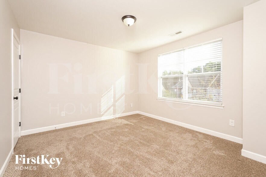 Building Photo - 264 Water Mill Rd