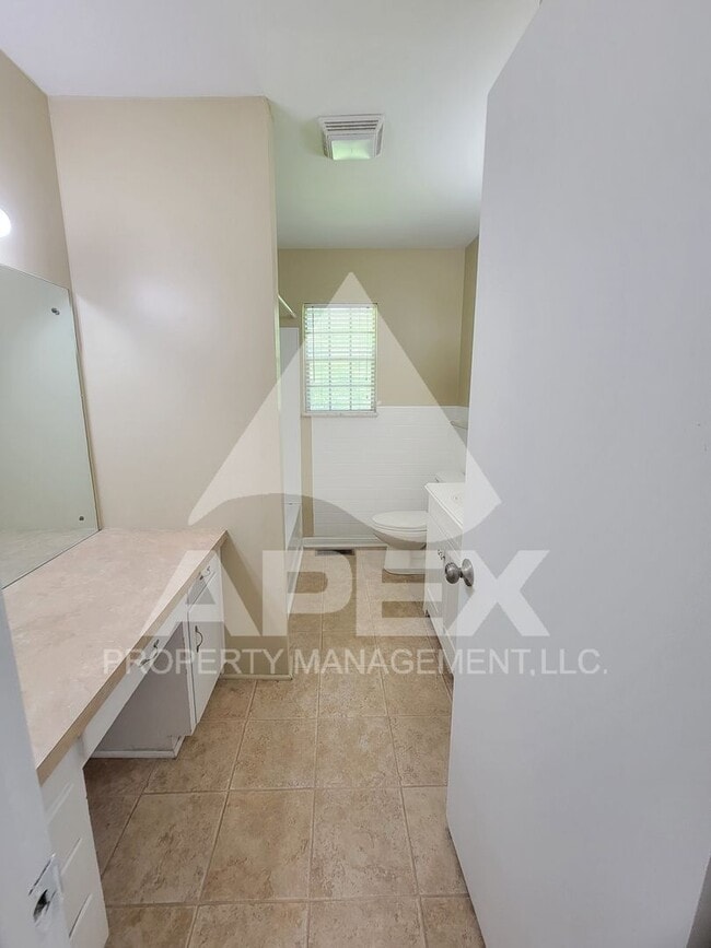 Building Photo - Spacious 3-Bd 2 BA Single Family home w/ B...
