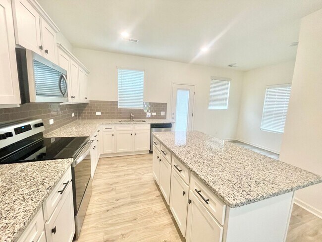 Building Photo - Charming 3-Bedroom End Unit Townhome Near Jack Alexander Blvd - MOVE IN SPECIAL