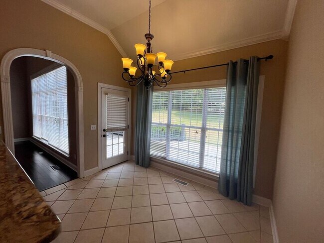 Building Photo - 607 Castle Dr