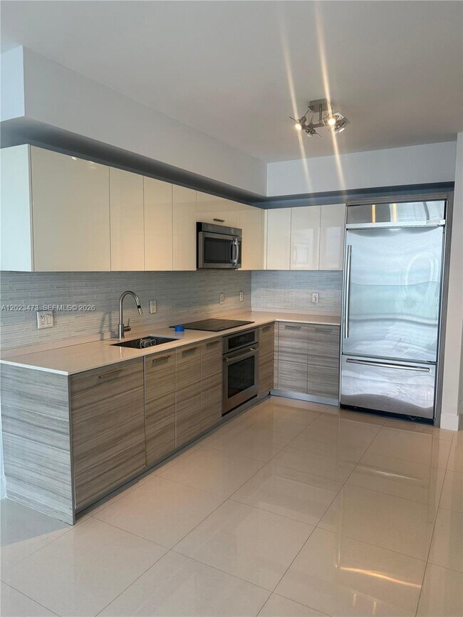 Building Photo - 1300 Brickell Bay Dr