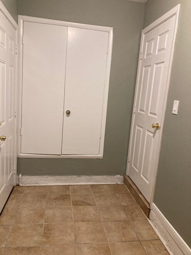 6 x 10 laundry - 1704 W Birge St