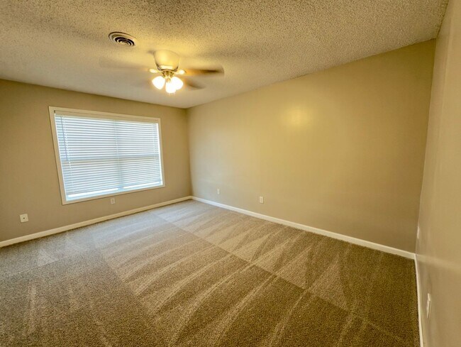 Building Photo - 2 Bedroom/11.5 Bath Dallas Townhome