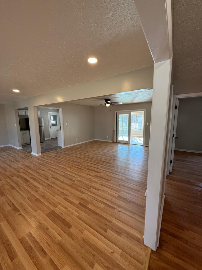 Building Photo - 1039 Kingsley Rd