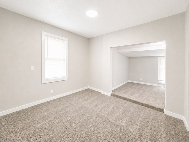 Building Photo - Spacious 6-Bedroom, 4-Bath Home with Plenty of Living Space
