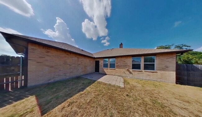 Building Photo - Inviting 3-Bedroom Home with Lush Garden & Natural Light