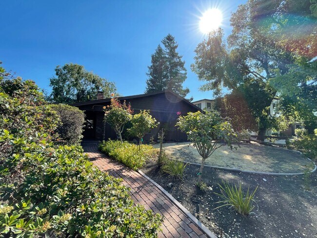 Building Photo - Palo Alto Midtown Updated 4BR Home w/ Spacious Yard