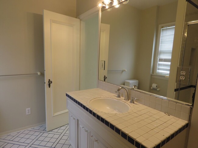 Building Photo - Elegant 4 bedroom House  with bonuses