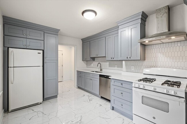 Building Photo - CHARMING MIDTOWN COTTAGE with Updated Kitchen