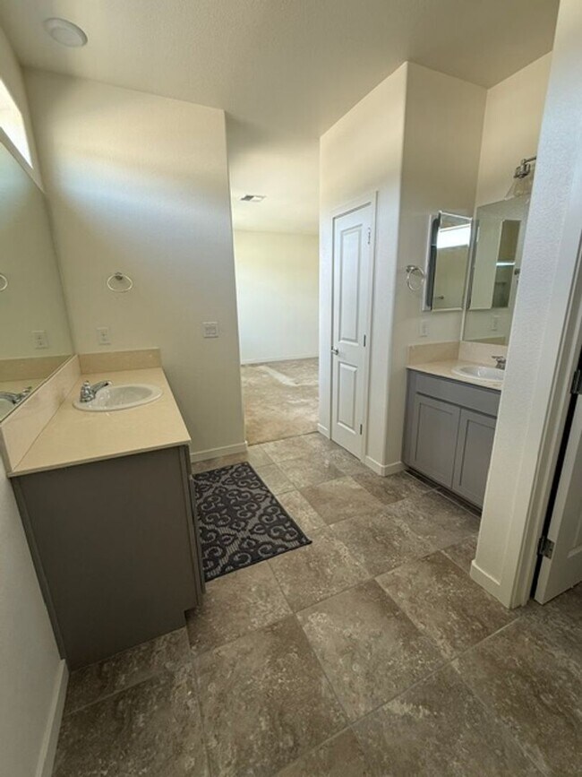 Building Photo - Charming Sun Valley Home with Generous Yard