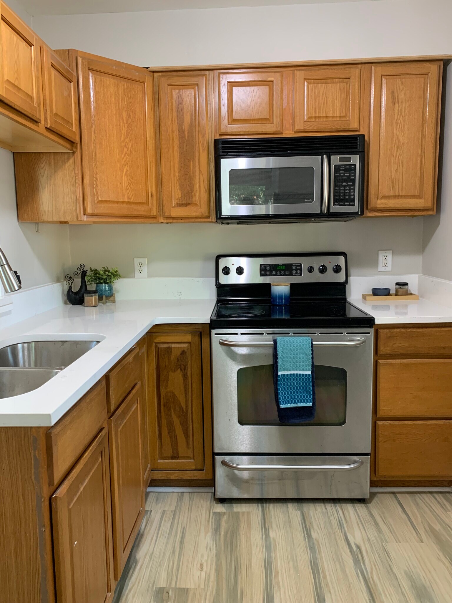 Building Photo - 114 Ellinor St