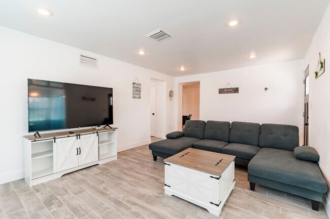 Building Photo - Fully Renovated Beachside Beauty – Walk to the Sand