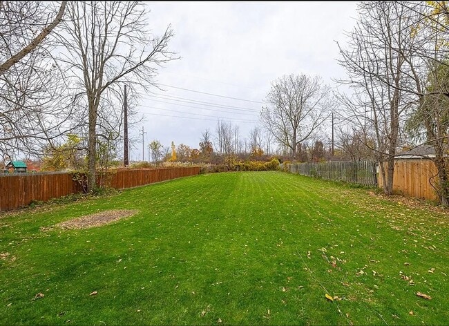 Building Photo - For Rent – Beautiful 3-Bedroom Split-Level...