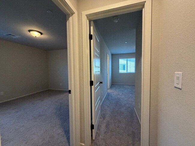 Building Photo - GATED 4 BED 2.5 BATH 2 CAR GARAGE SINGLE FAMILY HOME w/ LOFT, BEDROOM DOWNSTAIRS, NEXT TO COMMUNI...