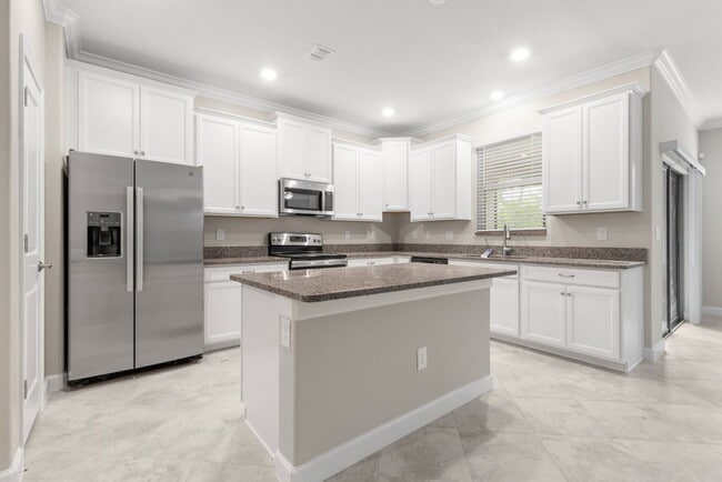 Building Photo - LIKE NEW Townhome in Willow Square!