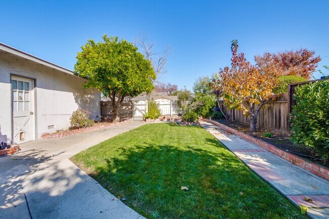 Building Photo - Hardwood Floors- Top Moreland SCH- SM Dogs Welcome- Close to Apple
