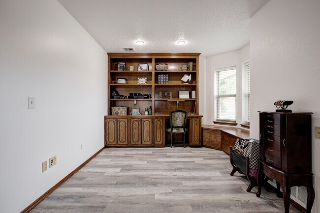 Building Photo - 1340 Bryant Cir
