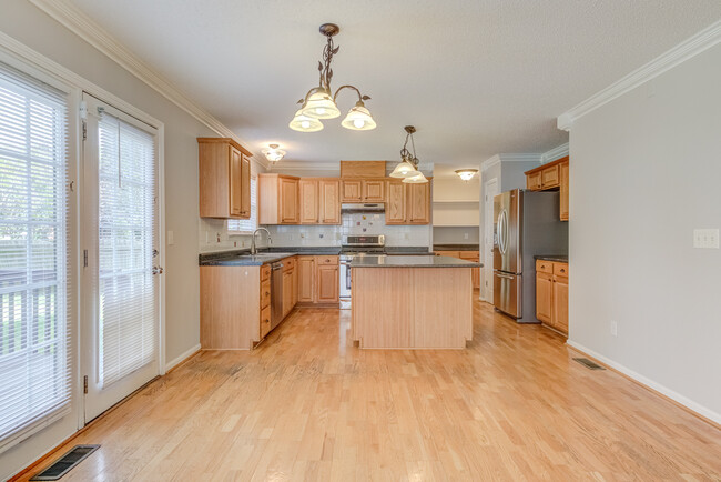 Building Photo - 2112 Echo Glen Ln