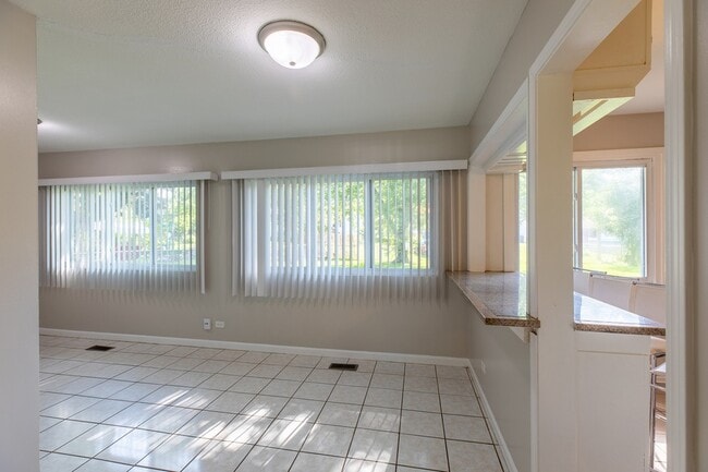 Building Photo - 6847 Hawthorne Ln