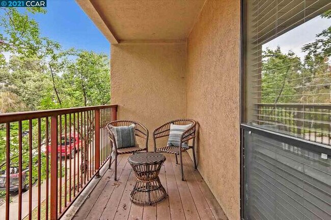 Building Photo - 1600 Carmel Dr