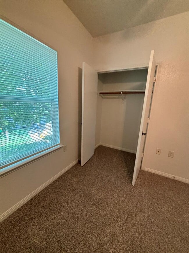 Building Photo - 1703 Deloney St