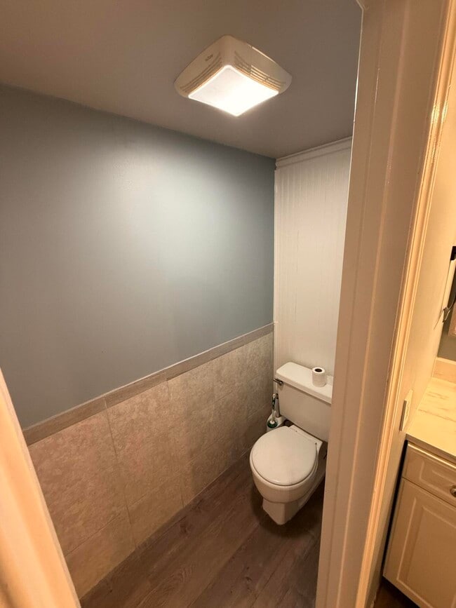 Building Photo - 1405 14th Ln