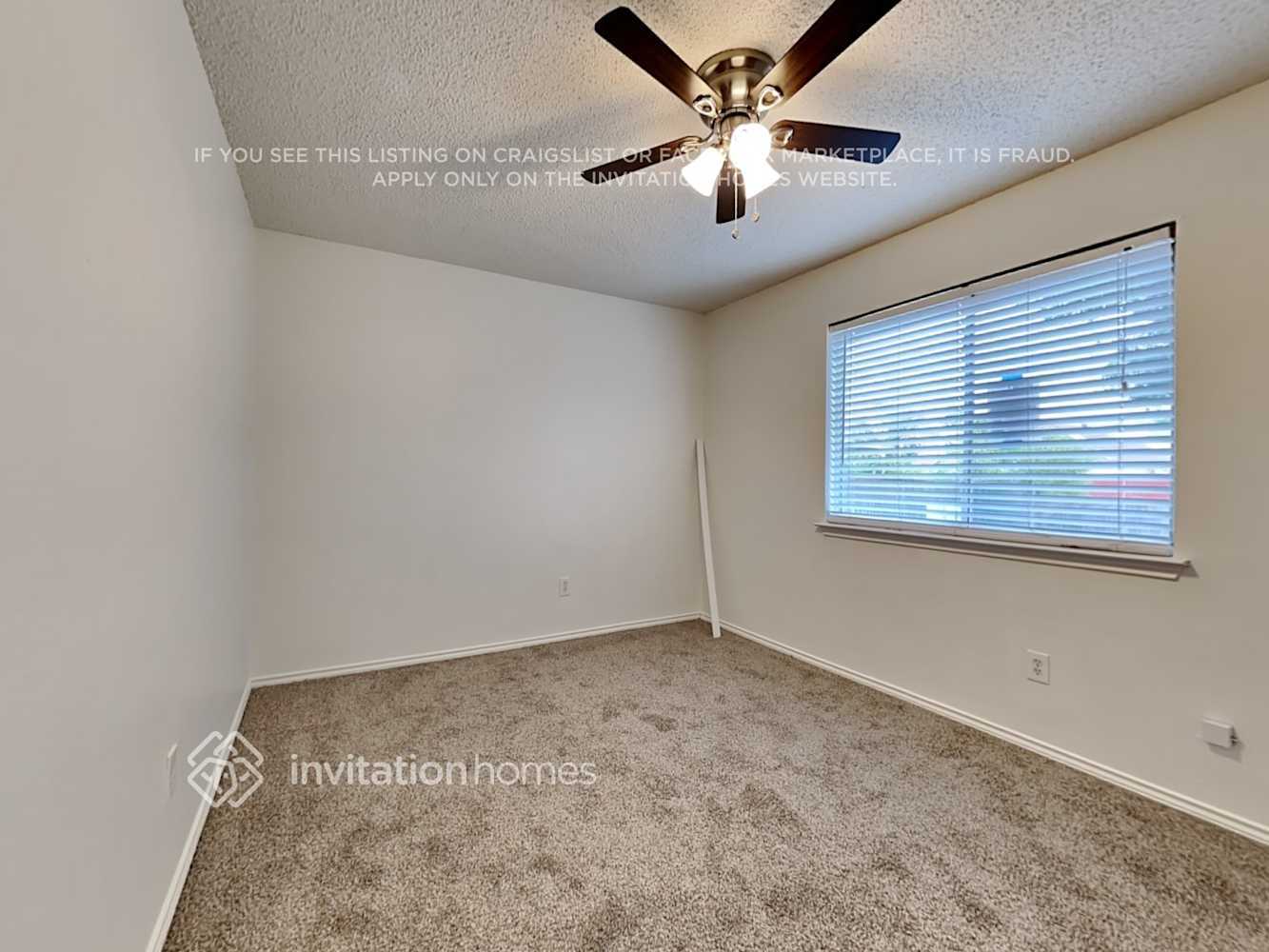 Building Photo - 2107 Camelot Dr