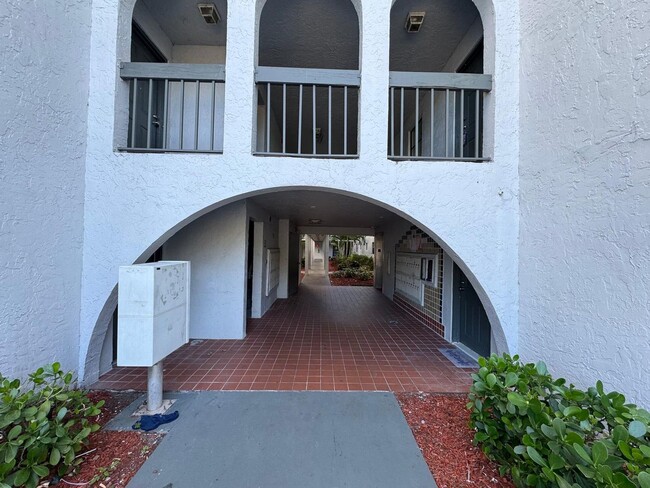 Building Photo - Spacious 2 bedroom, 2 bath condo, West Pal...