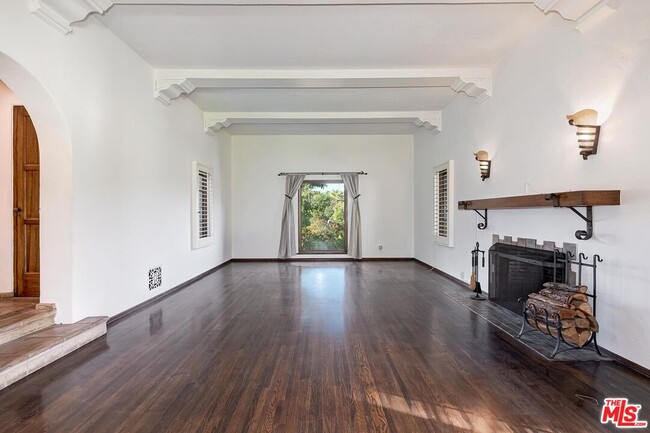 Building Photo - 1304 San Vicente Blvd