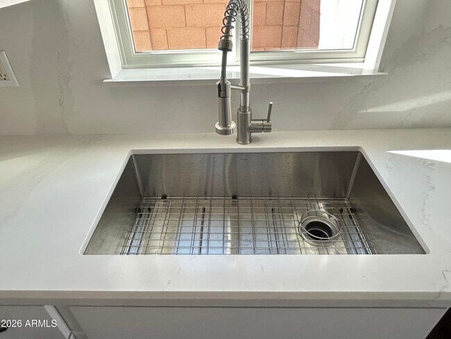 Building Photo - 10542 W Alvarado Rd